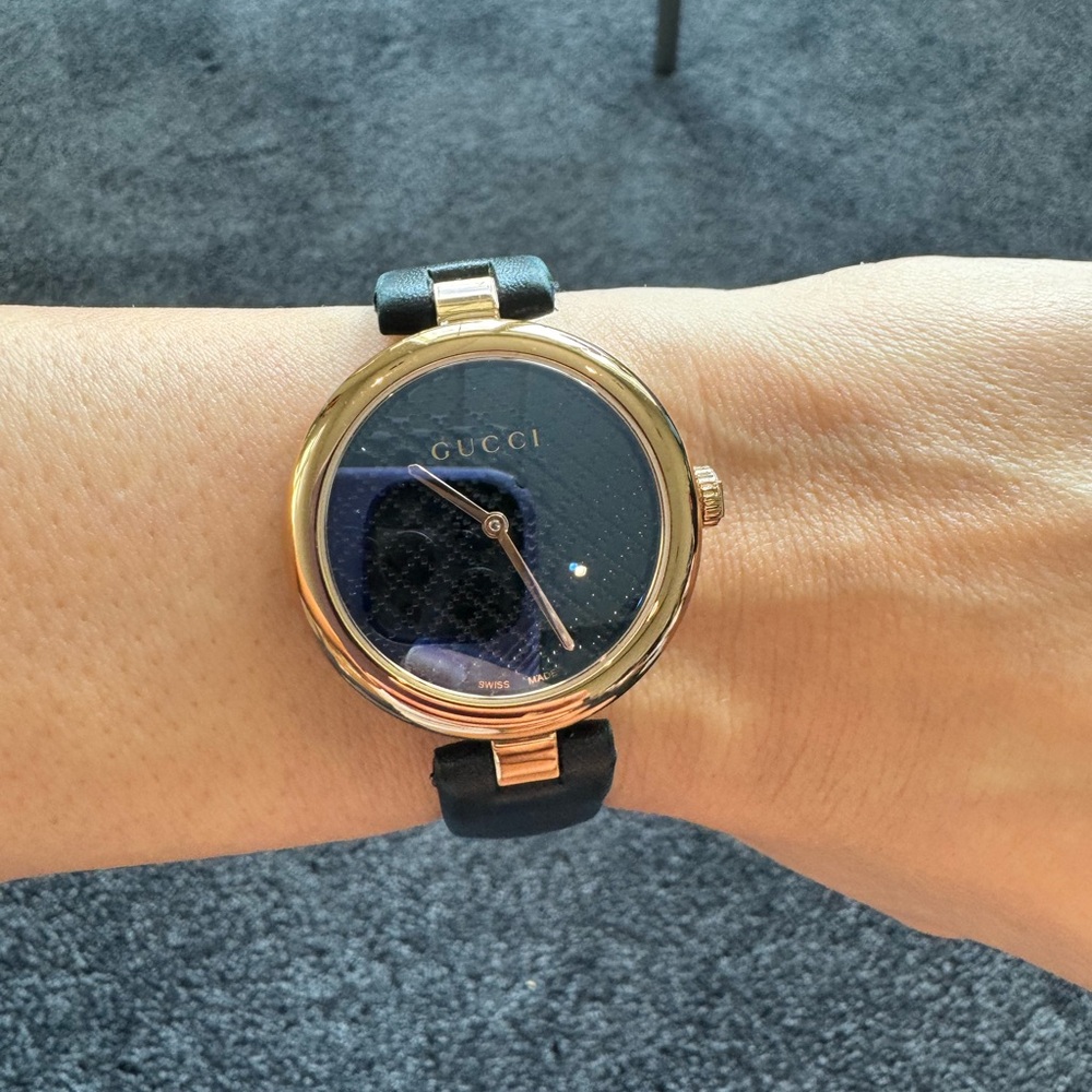 Gucci black and rose gold leather watch in very good condition 24 mm